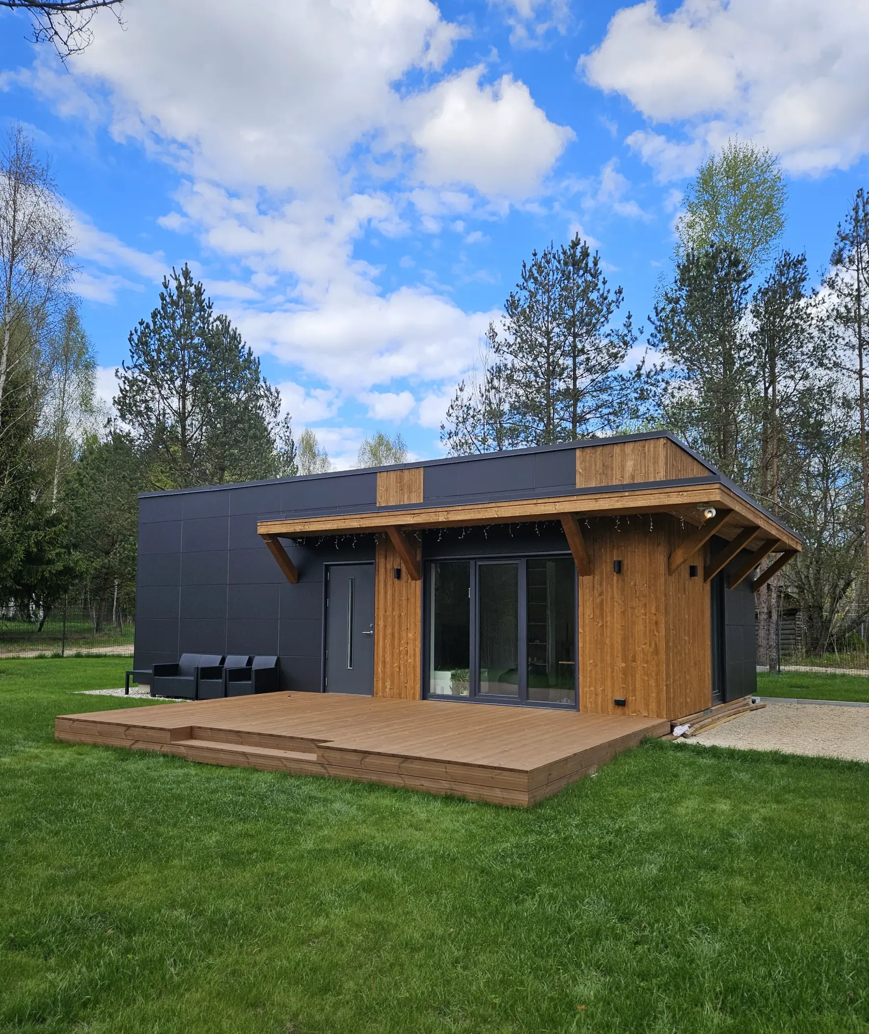 Attēls, kurā ir māja ar termokoksnes terasi