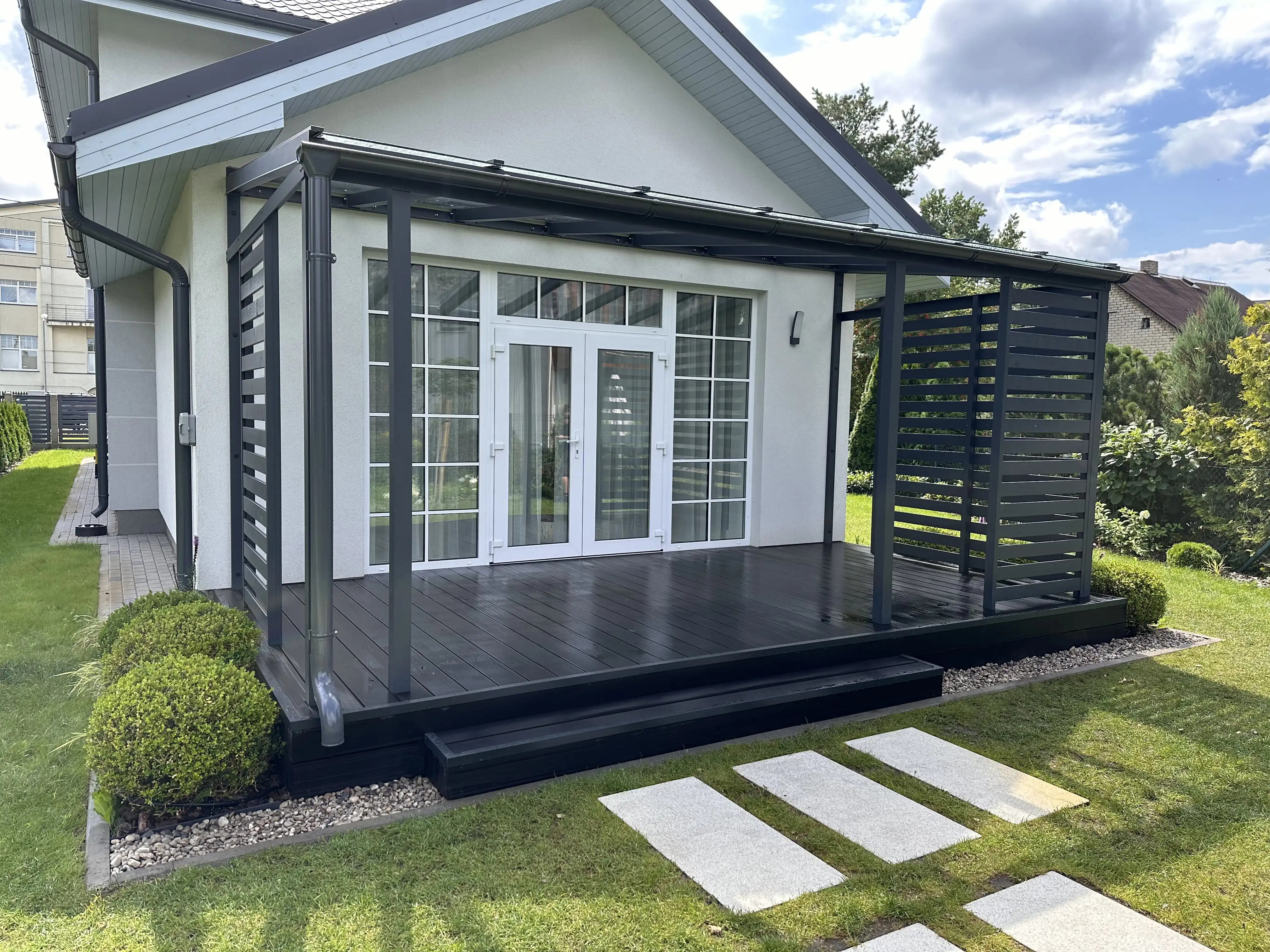 Attēls, kurā ir māja ar termokoksnes terasi