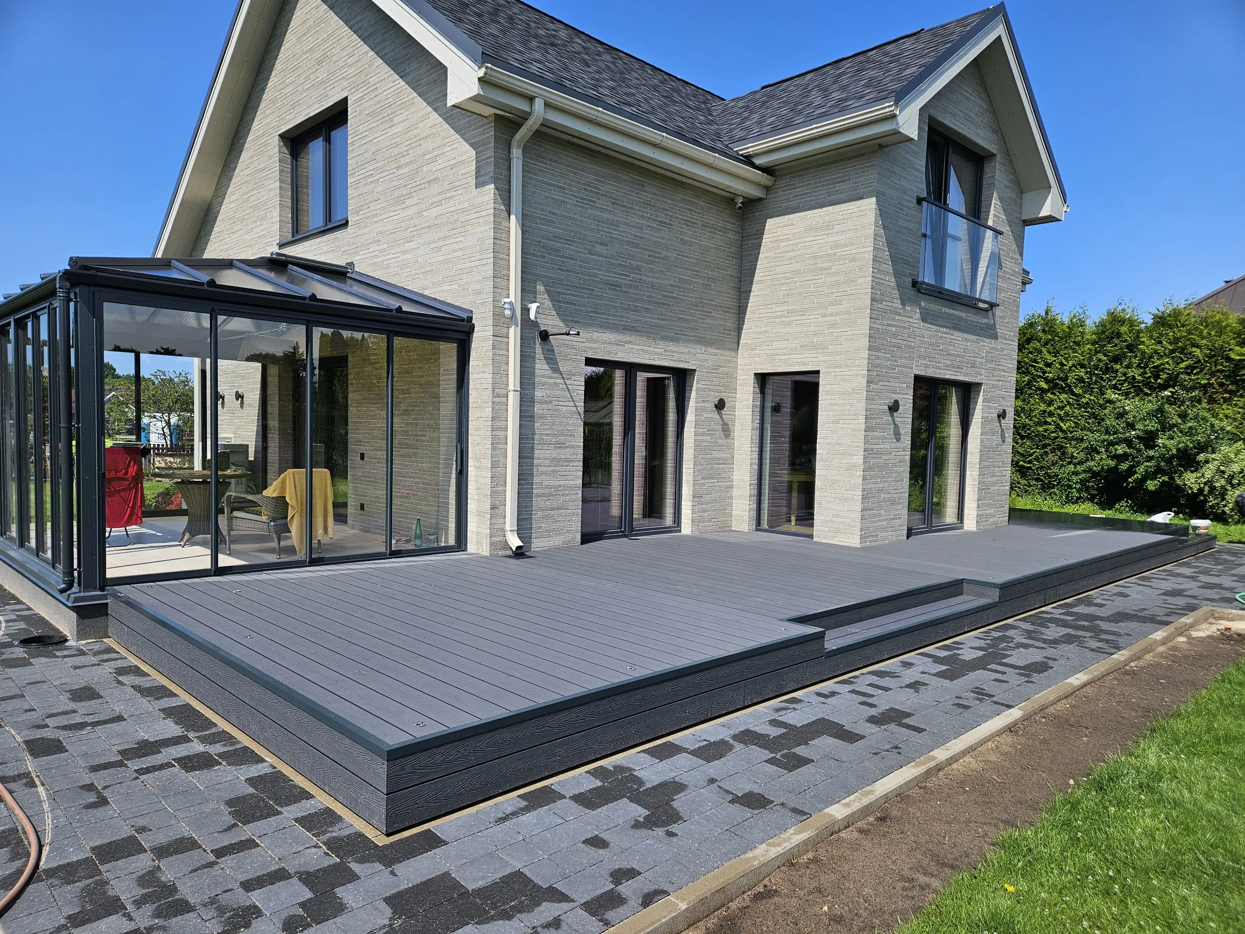 Attēls, kurā ir māja ar termokoksnes terasi