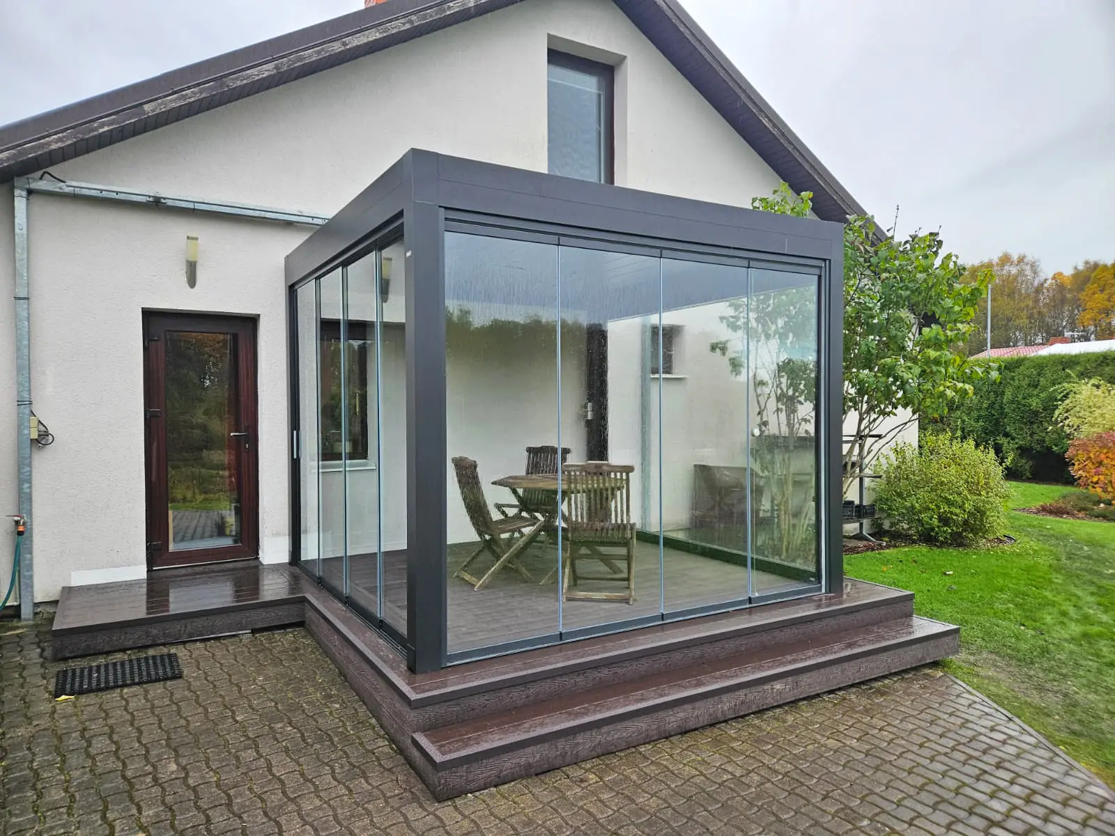 Attēls, kurā ir māja ar termokoksnes terasi