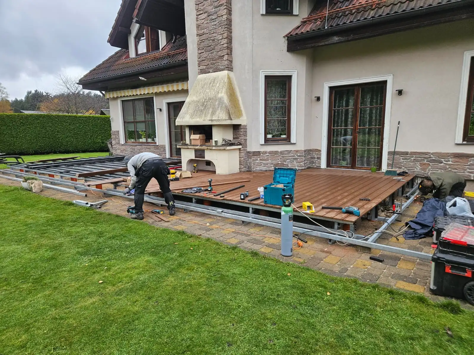 Attēls, kurā ir māja ar termokoksnes terasi